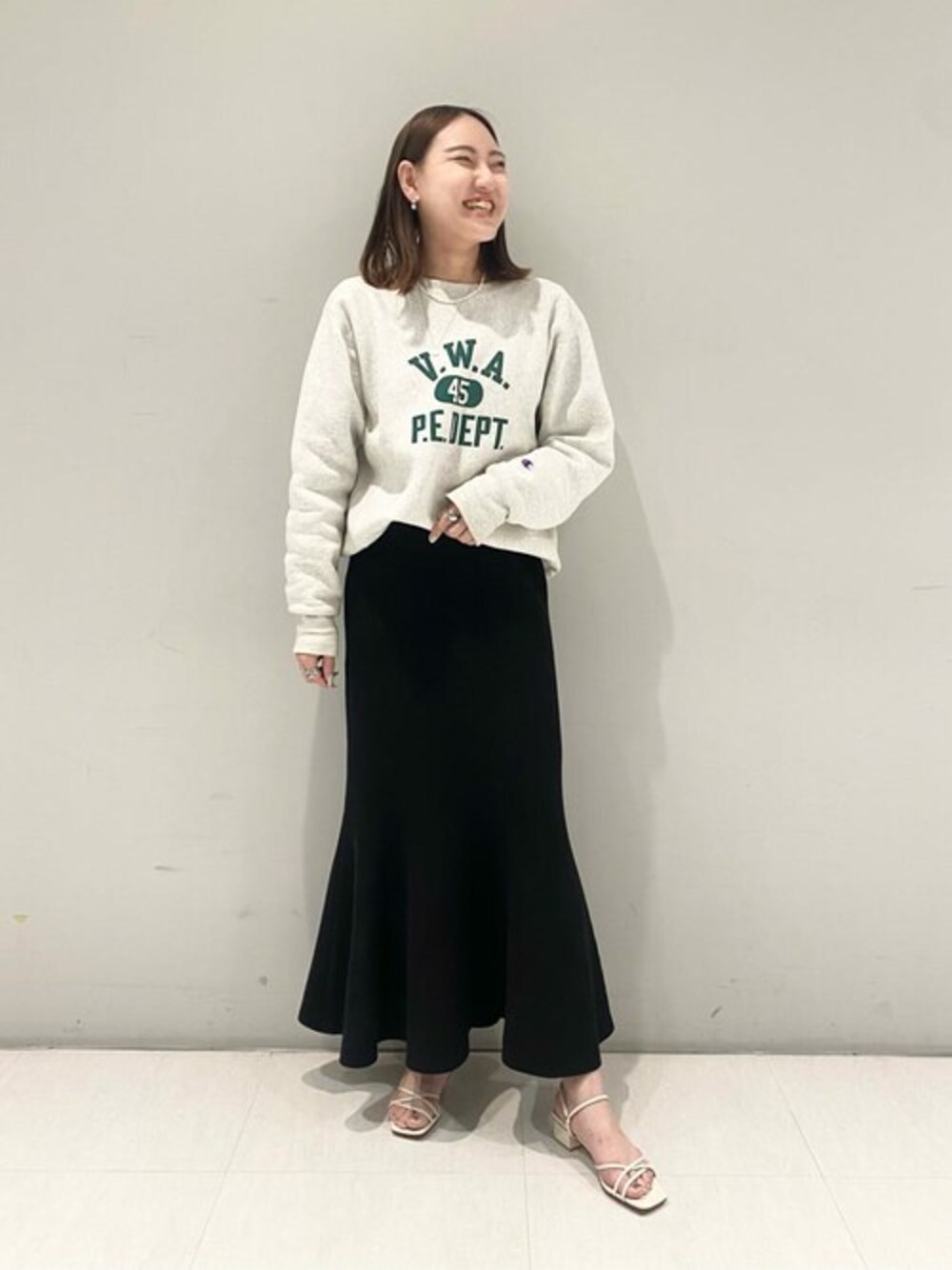 ホワイト系のサンダルを着用したレディースの春コーディネートの1枚目の写真