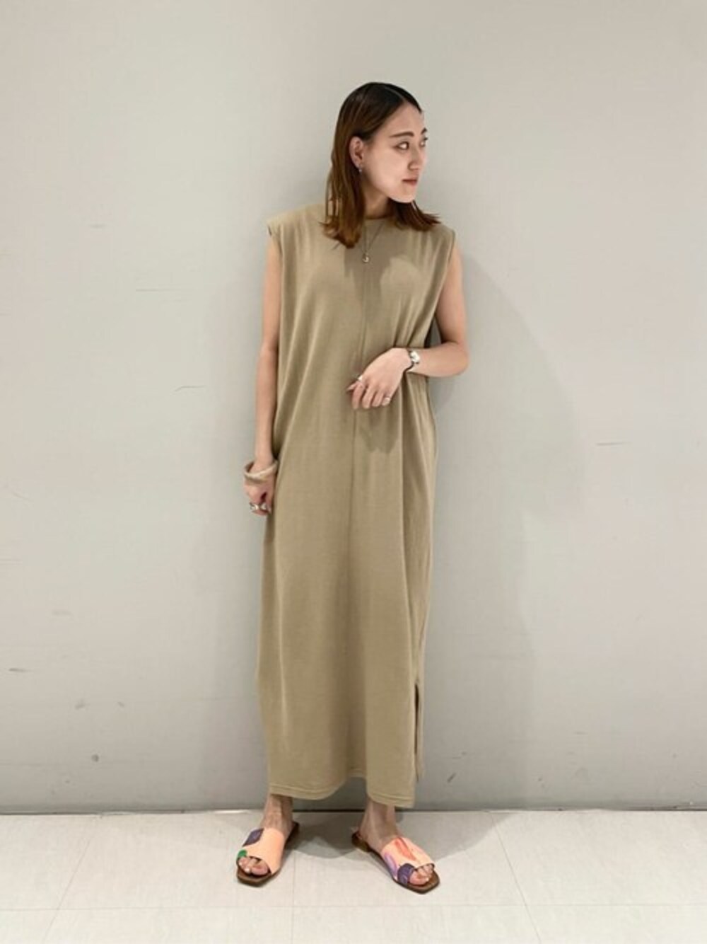 オレンジ系のサンダルを着用したレディースの夏コーディネートの1枚目の写真