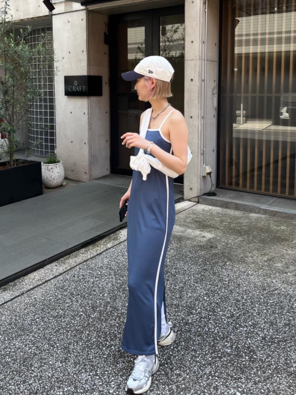 ホワイト系のシャツ/ブラウス、ブルー系のワンピース、ブルー系のキャップを着用したレディースの春コーディネートの1枚目の写真