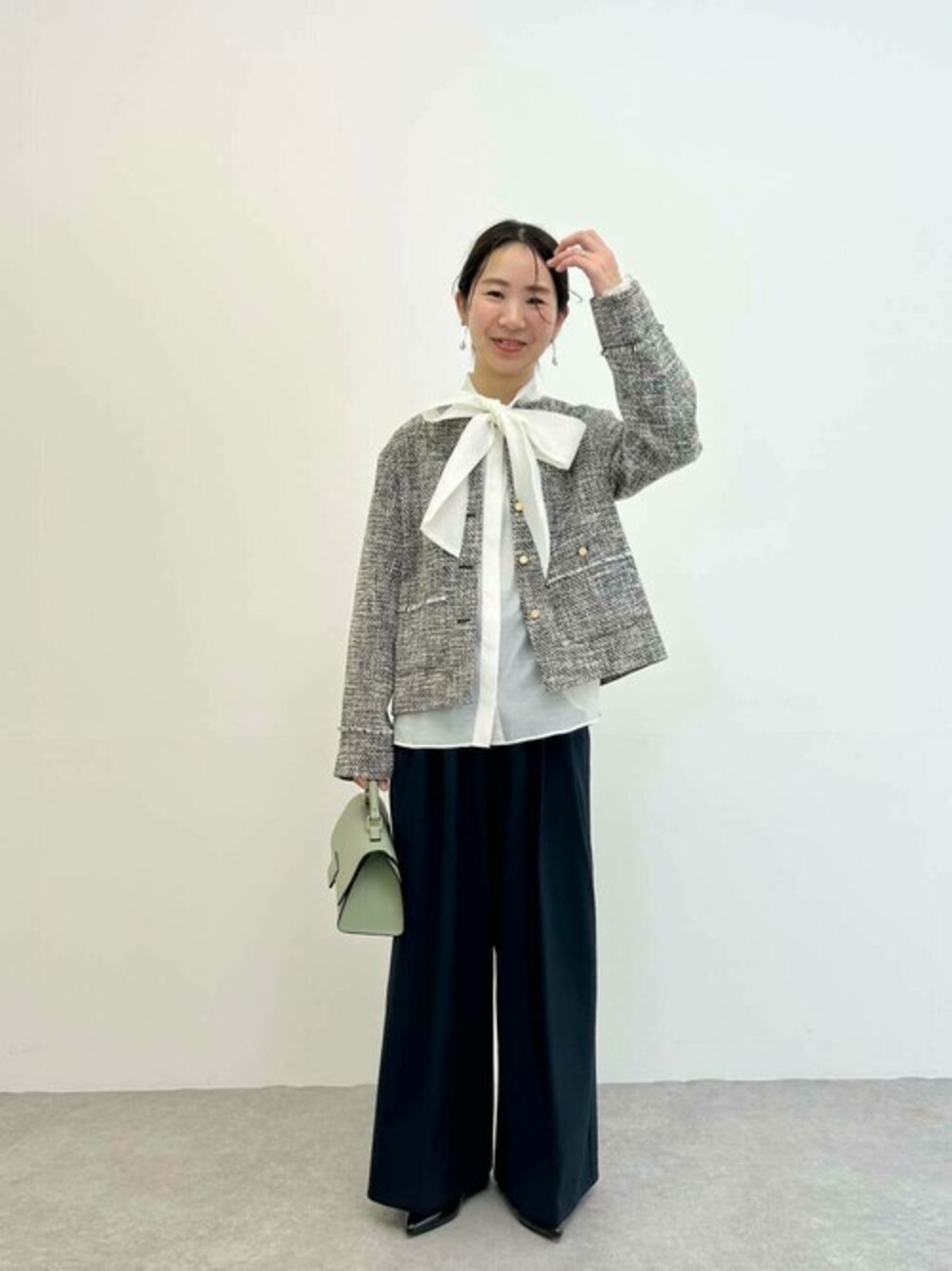 ブルー系のその他パンツ、ホワイト系のシャツ/ブラウス、グリーン系のショルダーバッグを着用したレディースの冬コーディネートの1枚目の写真