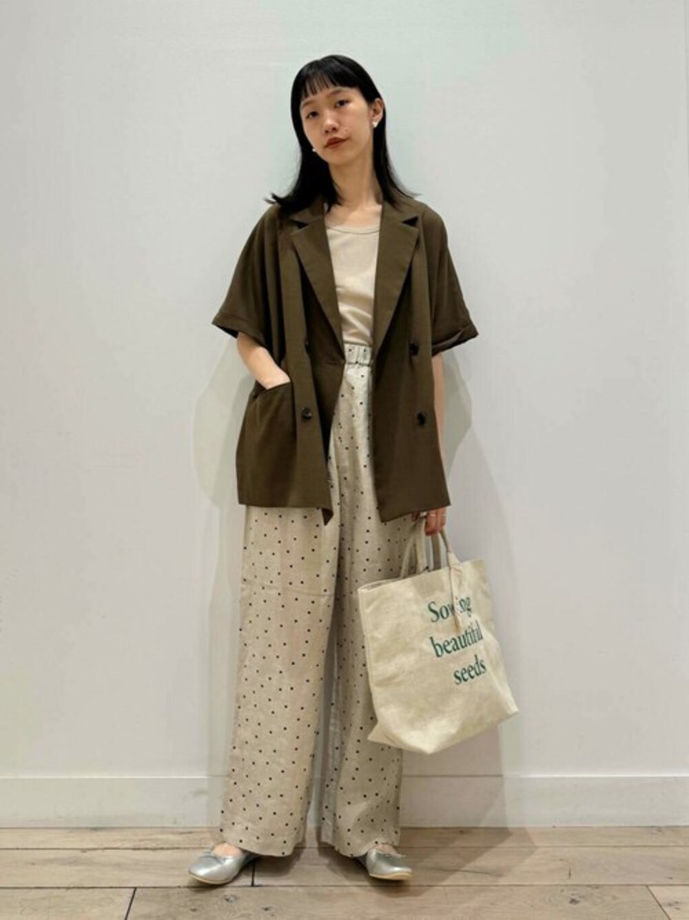 「ジャケット、アーバンリサーチ、バレエシューズ、リネン、URBAN RESEARCH、アーバンリサーチロッソ、ブラウンコーデ、URBAN RESEARCH ROSSO、ブルベ夏、20代後半」｜「URBAN RESEARCH DOORSのやわらかバレエシューズ（パンプス、シルバー系）」を使った、ROSSO WOMENさん（レディース・157cm）の春コーディネートの1枚目の写真