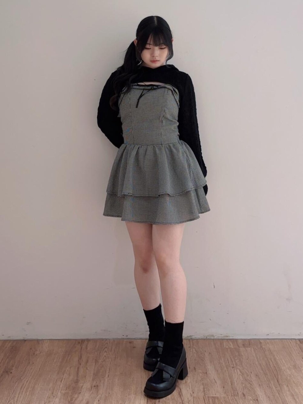 ブラック系のブーツ、ブラック系のワンピースを着用したレディースの秋コーディネートの1枚目の写真