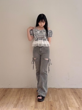 「MAJESTIC LEGON（マジェスティックレゴン）のスリットビジューフレアデニムパンツ（デニムパンツ、グレー系）」を使った、saeさん（レディース・155cm）の夏コーディネート