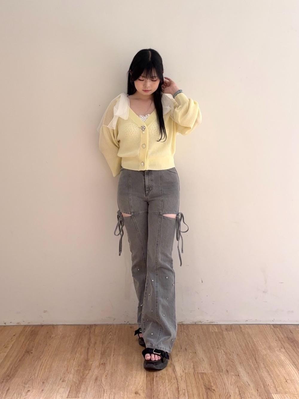グレー系のデニムパンツ、ブラック系のサンダル、ブルー系のキャミソールを着用したレディースの夏コーディネートの1枚目の写真