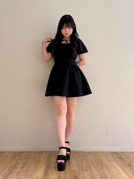 「MAJESTIC LEGON（マジェスティックレゴン）の軽盛れヒールビジューサンダル（サンダル、ブラック系）」を使った、saeさん（レディース・155cm）の夏コーディネート