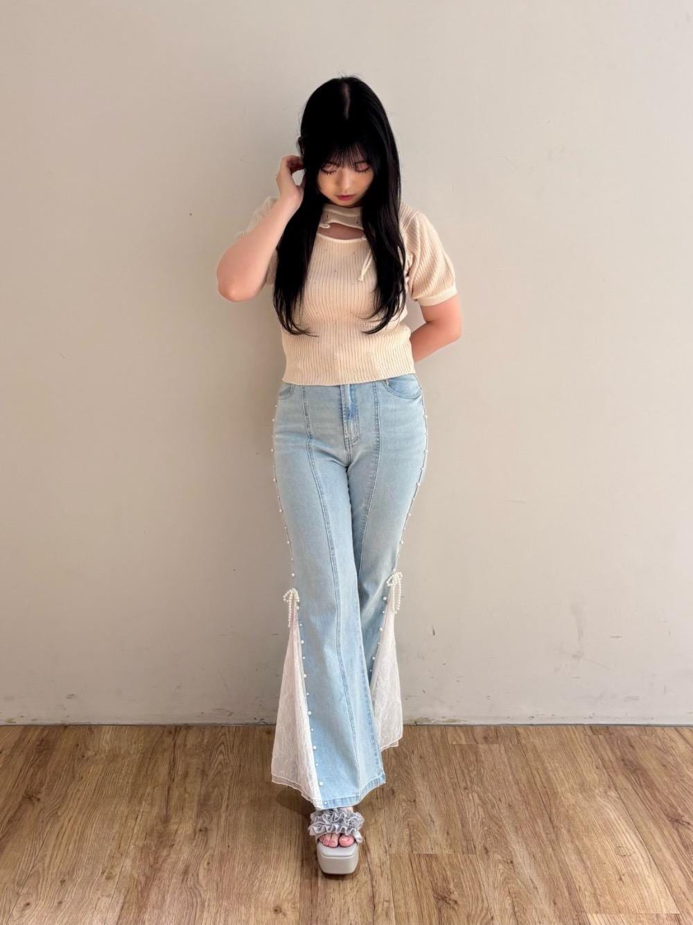 ブルー系のデニムパンツ、グレー系のサンダル、ピンク系のニット/セーターを着用したレディースの夏コーディネートの1枚目の写真