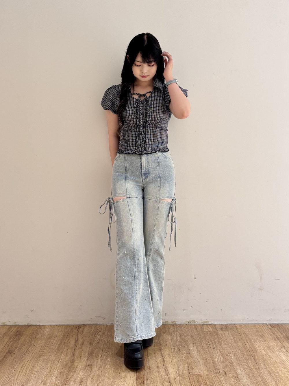 ブルー系のデニムパンツ、ブラック系のローファー、ブラック系のシャツ/ブラウスを着用したレディースの秋コーディネートの1枚目の写真