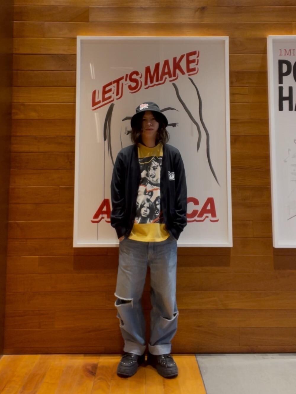 「ストリート、シンプルコーデ、ヒステリックグラマー、HYSTERIC GLAMOUR」｜「HYSTERIC GLAMOURのRESIZE加工 デニムストレートパンツ（デニムパンツ、ブルー系）」を使った、hyscocco43さん（メンズ・165cm）の春コーディネートの1枚目の写真