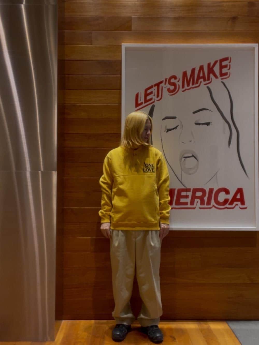 ベージュ系のチノパンツ、イエロー系のスウェットを着用したメンズの秋コーディネートの1枚目の写真