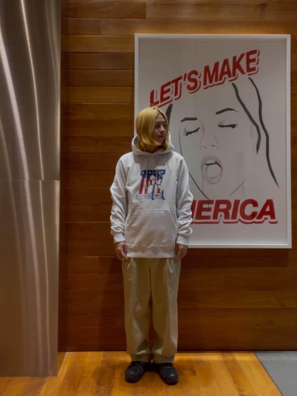 ベージュ系のチノパンツ、グレー系のパーカーを着用したメンズの秋コーディネートの1枚目の写真