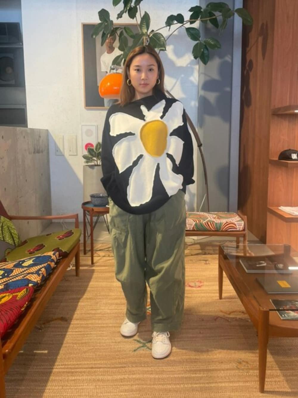 ホワイト系のソックス/靴下を着用したレディースの春コーディネートの1枚目の写真