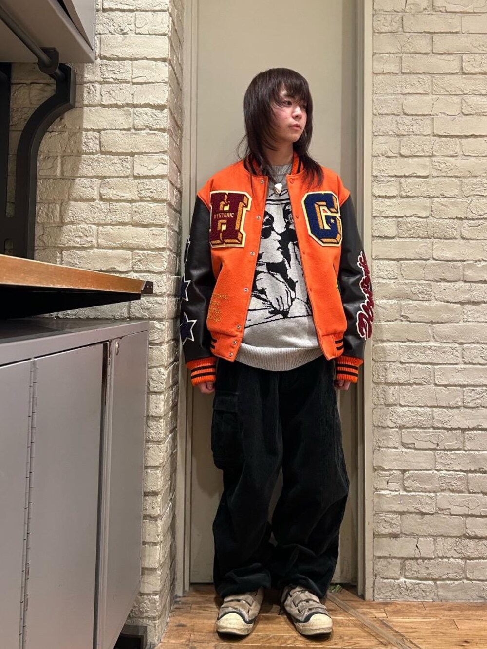 「HYSTERIC GLAMOURのコーデュロイ 6ポケットカーゴパンツ（カーゴパンツ、ブラック系）」を使った、shoutaさん（メンズ・169cm）の冬コーディネートの1枚目の写真