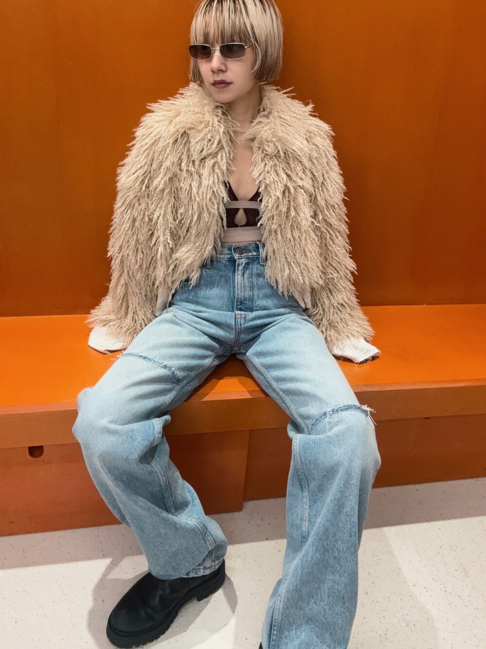 「秋コーデ、ファー、デニム、デニムパンツ、きれいめカジュアル、パンツスタイル、低身長女子、ベージュ、ロングブーツ、ファージャケット」｜「FETICOのアイテム（アンダーウェア、ブラウン系）」を使った、林﨑咲良さん（骨格ウェーブ・レディース・153cm）の秋コーディネートの1枚目の写真