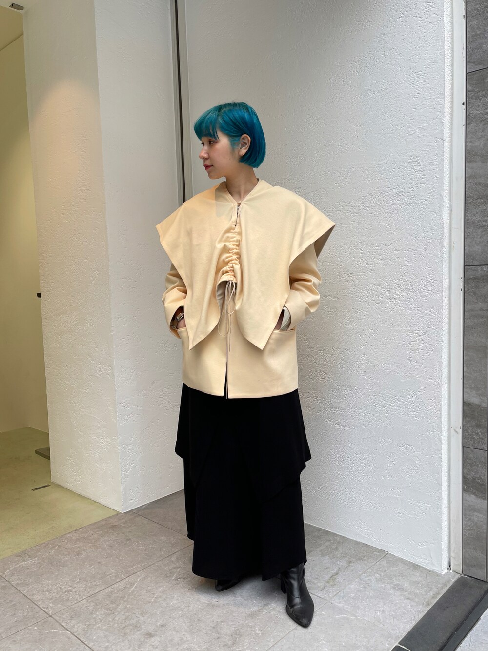「春コーデ、低身長女子、淡色コーデ、ベスト、パステル映える春、パステルカラー、レイヤードスタイル、ワンピース、テーラードジャケット、モード、ブーツ、ビックシルエット」｜「Jensのアイテム（ベスト、イエロー系）」を使った、林﨑咲良さん（レディース・153cm）の春コーディネートの1枚目の写真