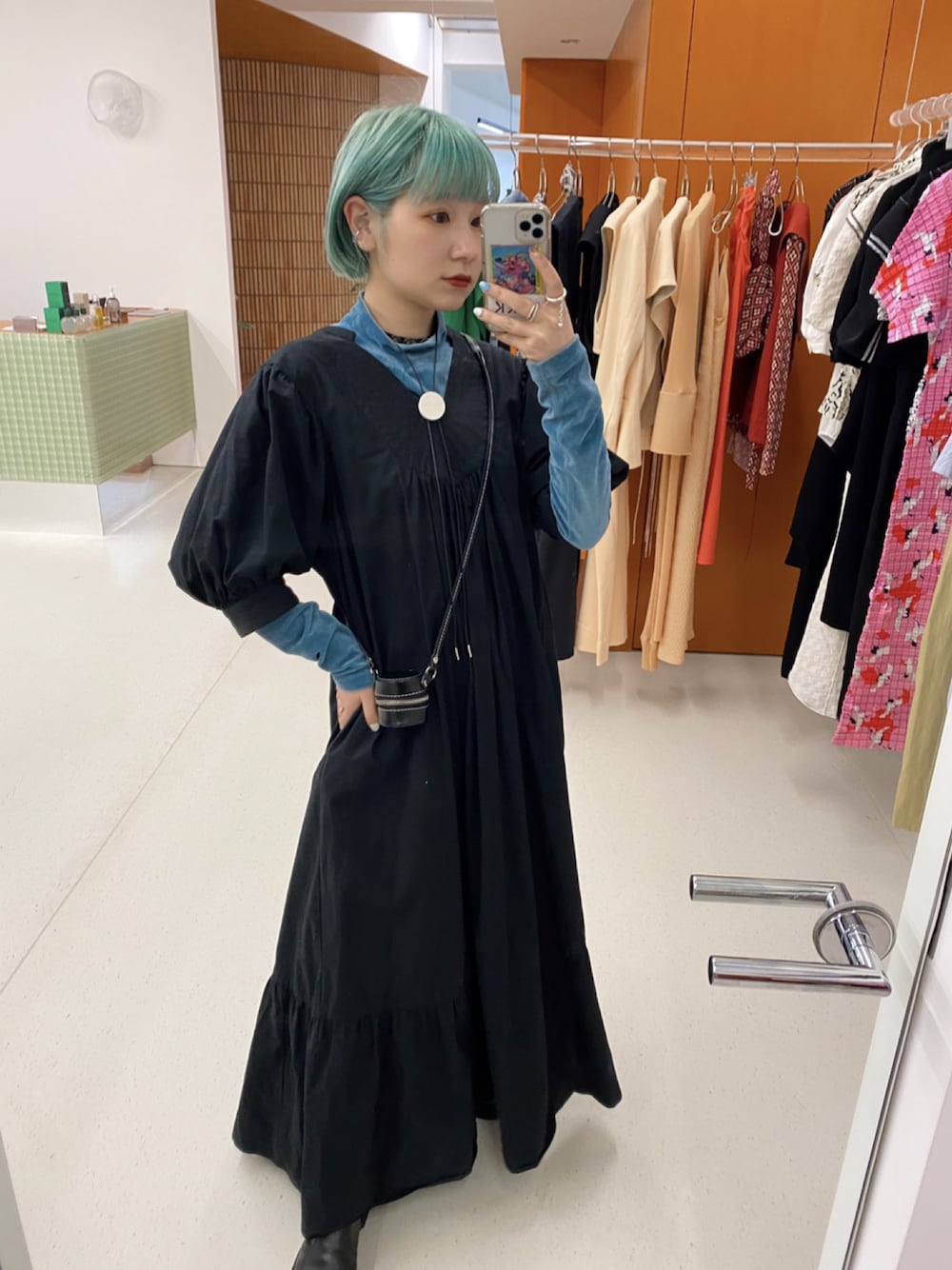 「はじめましてコーデ、ロングワンピース、ブルー、レイヤードスタイル、骨格ウェーブ、低身長コーデ、大人コーデ、ロンパース、ブラックコーデ、お花見コーデ、ブルー×ブラック」｜「JOINT WORKSのJ-カフタンワンピース（ワンピース、ブラック系）」を使った、林﨑咲良さん（レディース・153cm）の春コーディネートの1枚目の写真