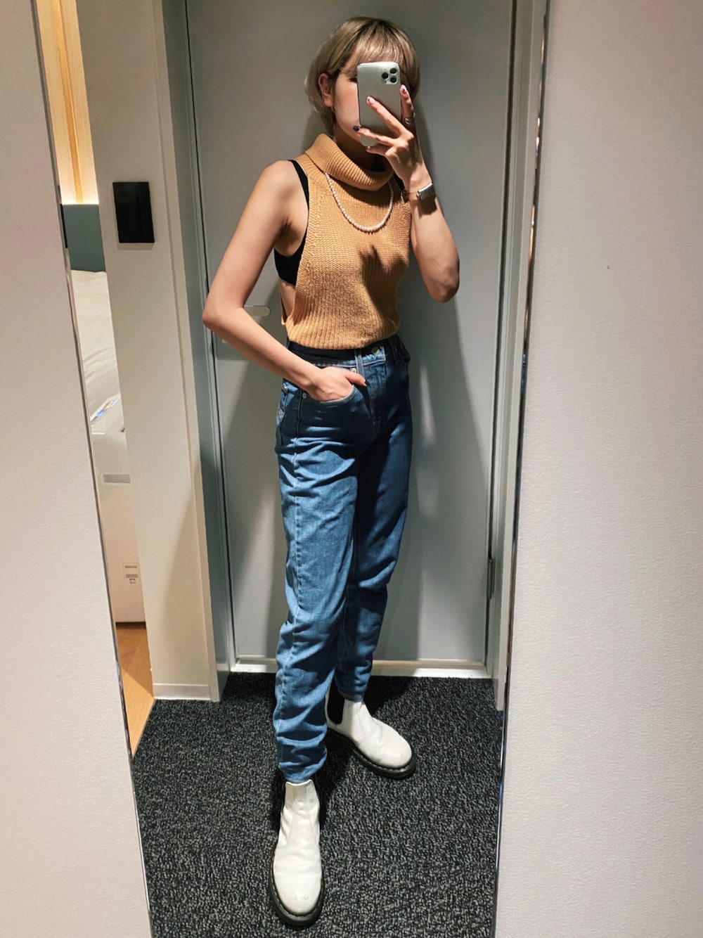 「UNIQLO、古着MIX、Levi's、Dr.Martens、ノースリーブ、ハイネック、サマーニット、白ブーツ、デニムパンツ、デニムコーデ、パンツスタイル、パールアクセ、タックイン、ハイウエストデニム、テーパードパンツ」｜「Levi'sのHigh Waisted Taper（デニムパンツ、ブルー系）」を使った、林﨑咲良さん（レディース・153cm）の夏コーディネートの1枚目の写真