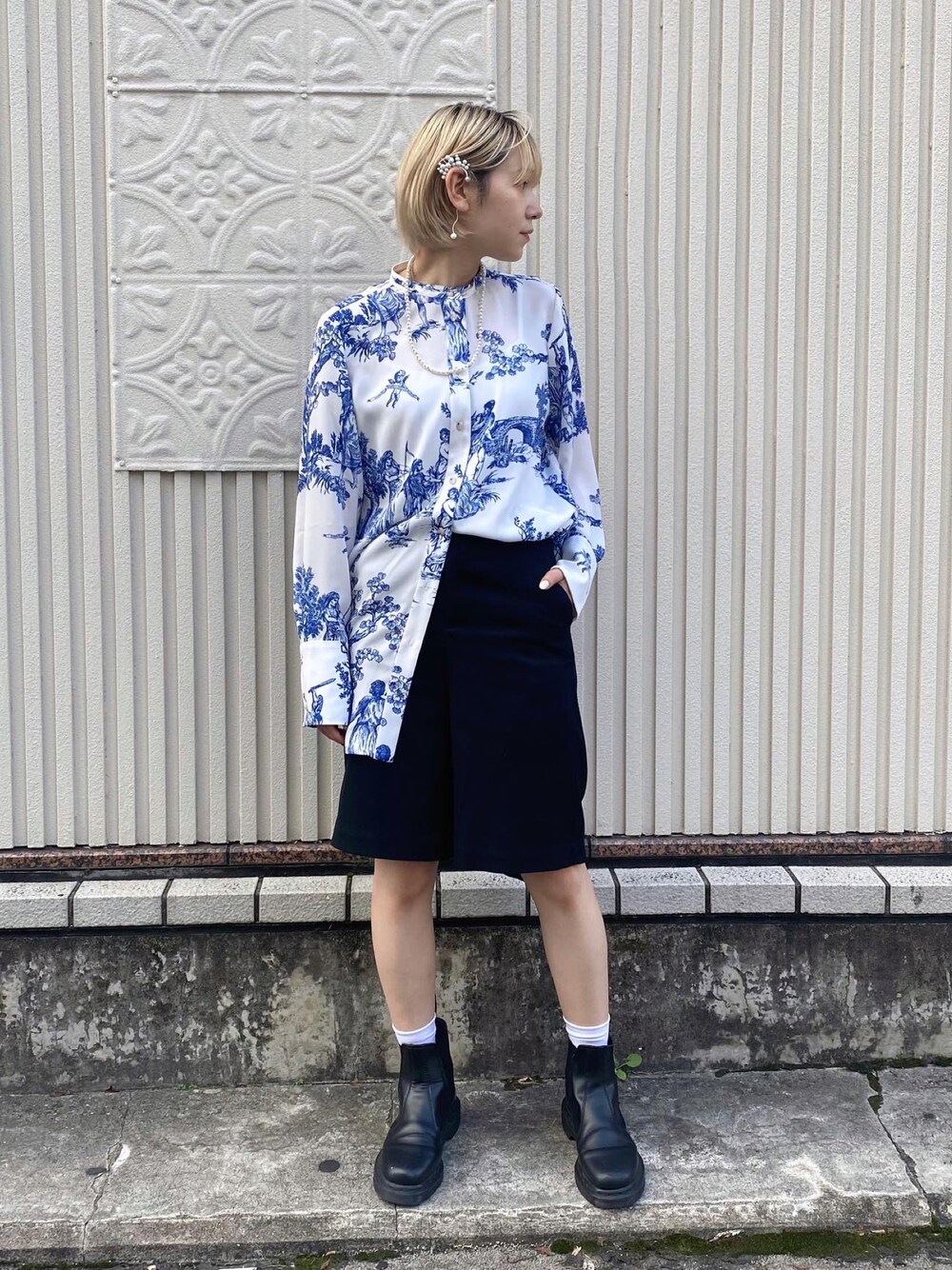 「柄シャツ、トワルドジュイ、秋のコーデ、タックイン、ショートパンツ、ショートブーツ、サイドゴアブーツ、ブラウス、シャツスタイル、ノーカラーシャツ、ハーフパンツ、楽チンコーデ、Satoru Sasaki、soduk、Dr.Martens」｜「satoru sasakiのアイテム（シャツ/ブラウス、ホワイト系）」を使った、林﨑咲良さん（レディース・153cm）の秋コーディネートの1枚目の写真