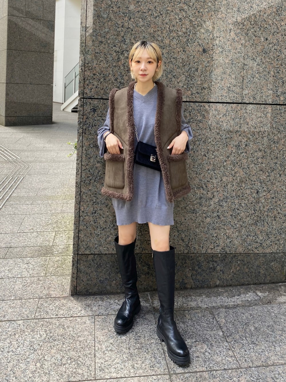 「ニット、ベスト、ゆるニット、ニットワンピース、レイヤードスタイル、ロングブーツ、ボアベスト、MM6、ミニバッグ、低身長、ゆるコーデ、ショートヘア、レザーベスト、ウォレットバッグ、秋服準備はじめました」｜「branche europianのアイテム（ベスト、ブラウン系）」を使った、林﨑咲良さん（レディース・153cm）の秋コーディネートの1枚目の写真