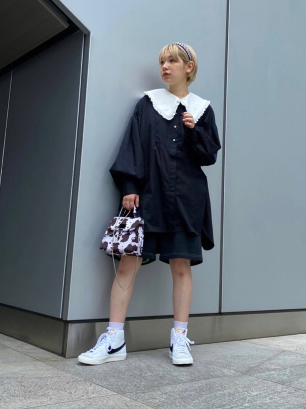 「初秋コーデ、秋コーデ、モノトーンコーデ、スウェットパンツ、NIKE、ブラウス、ハイカットスニーカー、フリル襟、黒シャツ、シャツスタイル、スポーツミックス、カチューシャ、大人ガーリー、アニマル柄、スニーカーコーデ」｜「HEY!MrsROSEのアイテム（カチューシャ、ブラック系）」を使った、林﨑咲良さん（レディース・153cm）の夏コーディネートの1枚目の写真