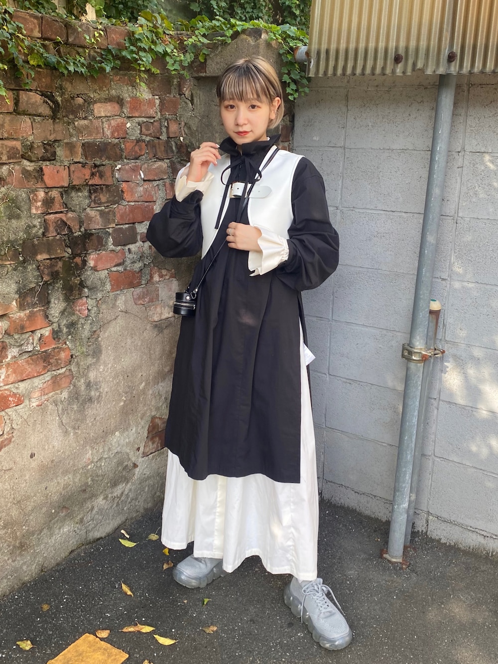 「だから秋服が好き、ワンピース、ワンピース×スニーカー、レイヤードスタイル、ハーネス、ロングワンピース、モノトーン、シャツワンピ、スリット、スリットワンピース、モノトーンコーデ、grounds、スニーカー、スニーカーコーデ、ベスト」｜「SYU.HOMME/FEMMのアイテム（トップス、ブラック系）」を使った、林﨑咲良さん（レディース・153cm）の秋コーディネートの1枚目の写真