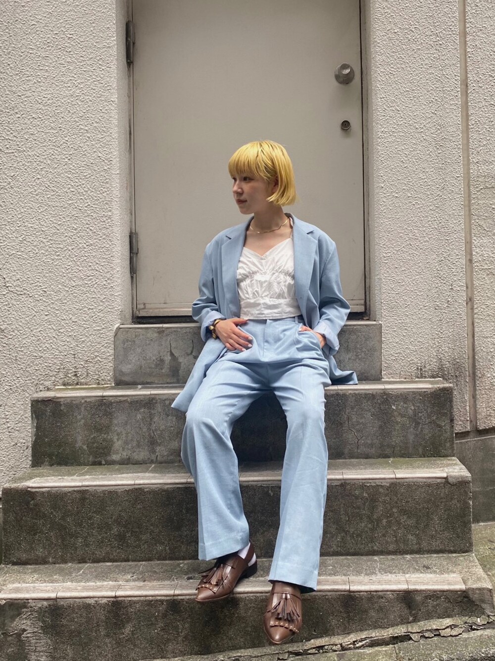 「COOLなこのコが仲間入り、セットアップ、麻ジャケット、麻パンツ、水色、ワントーンコーデ、ショートヘア、メンズライク、パンツスタイル、ブラウス」｜「ECRIREのフロントシャーリングBL（シャツ/ブラウス、ホワイト系）」を使った、林﨑咲良さん（レディース・153cm）の夏コーディネートの1枚目の写真