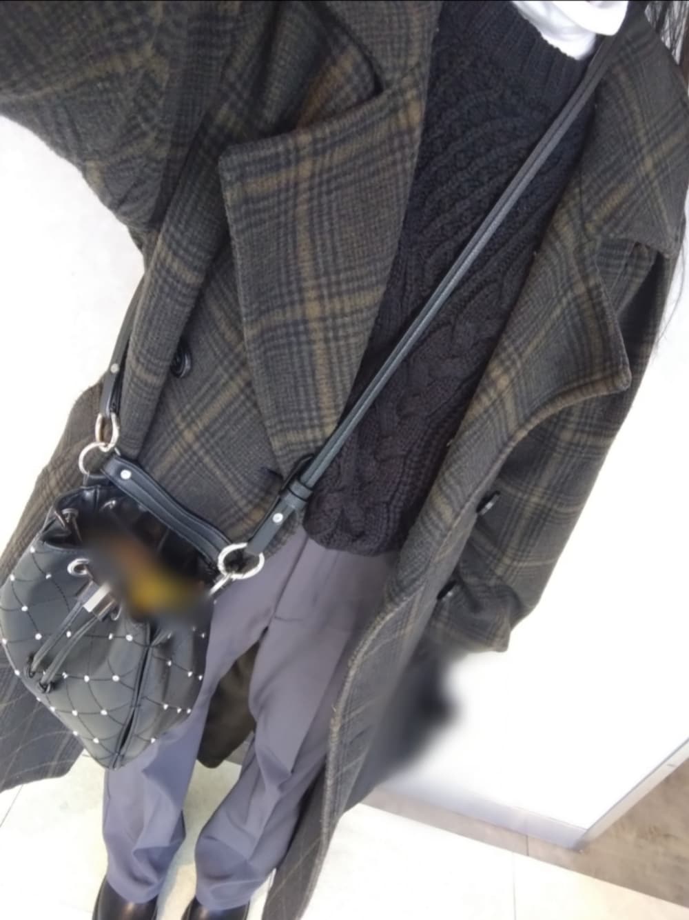 「シンプルコーデ、シンプルスタイル」｜「GRLのセンタープレスストレートパンツ（その他パンツ、グレー系）」を使った、paoさん（レディース・151cm）の冬コーディネートの1枚目の写真