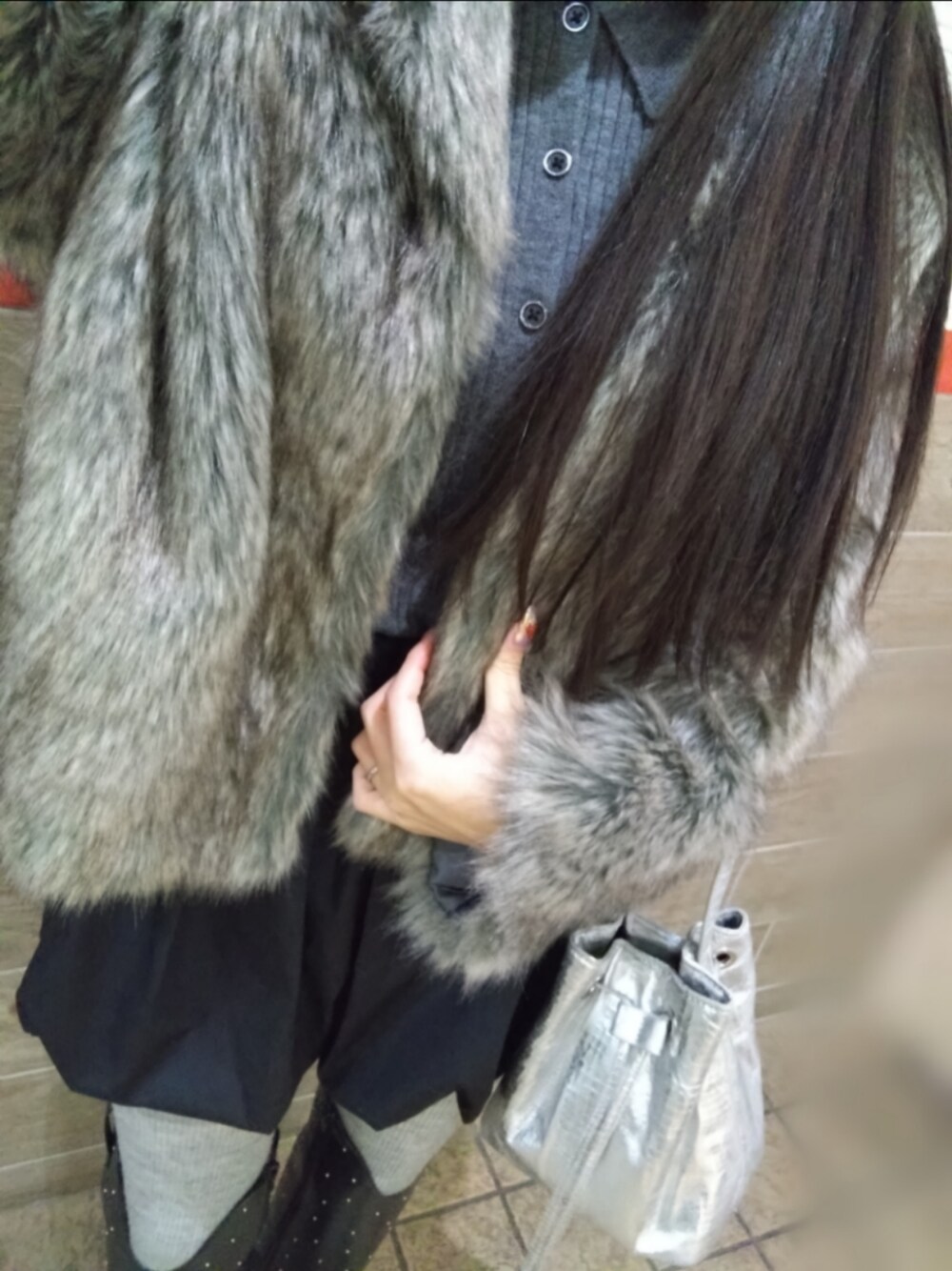 「バルーンスカート、ファーコート」｜「SLYのMETALC DRAWSTRING BAG（ショルダーバッグ、シルバー系）」を使った、paoさん（レディース・151cm）の冬コーディネートの1枚目の写真