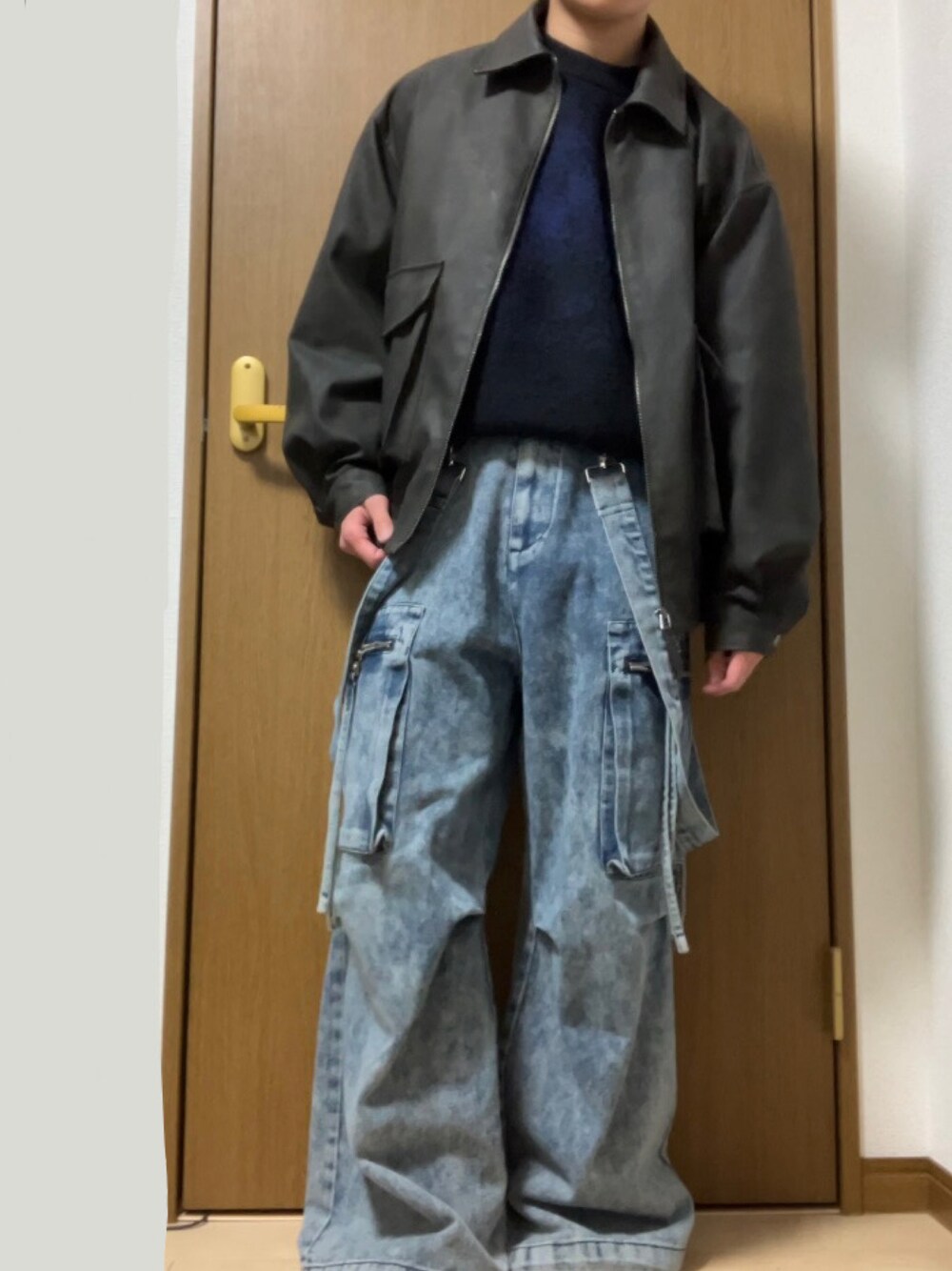 「フライトジャケット、ブラウン、ニット、デニム、デニムパンツ、カーゴパンツ、デニムカーゴパンツ、サスペンダー、LILL」｜「LILLのルーズシルエットハイウエストサスペンダーZIPポケットデニムカーゴパンツ（カーゴパンツ、ブルー系）」を使った、sho-aさん（メンズ・167cm）の春コーディネートの1枚目の写真