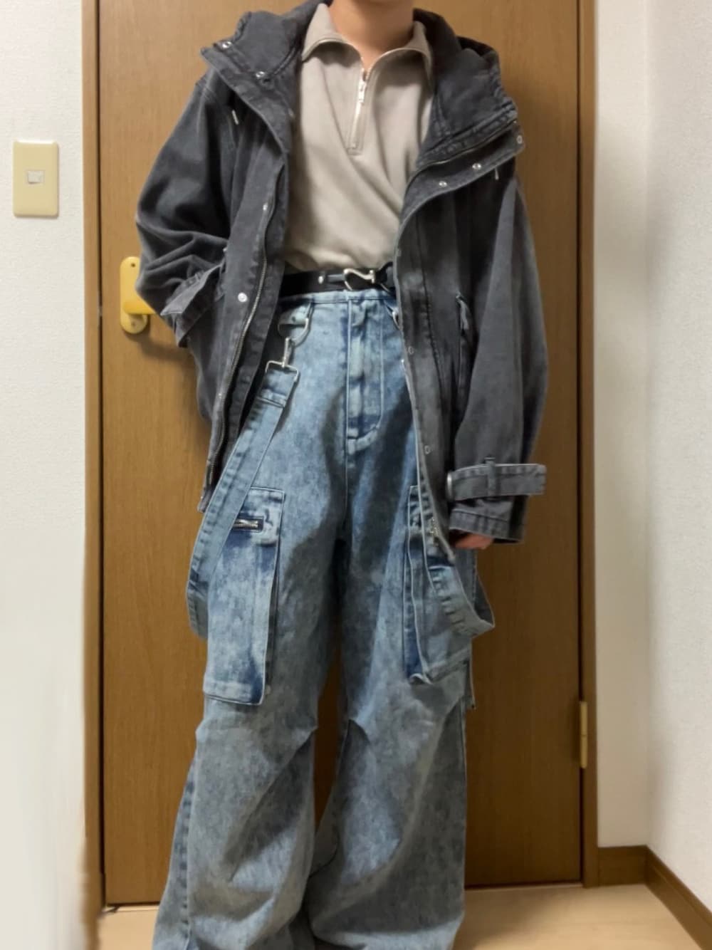 「最近のいい感じコーデ、冬コーデ、秋冬コーデ、冬、デニム、デニムパンツ、サスペンダー、サスペンダーパンツ、LILL、マウンテンパーカー、デニムジャケット、CLEL、ハーフジップ、ベージュ、タックイン」｜「MONO-MARTのハーフジップ ビッグカラー ルーズブラッシュドプルオーバー（スウェット、ベージュ系）」を使った、sho-aさん（メンズ・167cm）の秋コーディネートの1枚目の写真