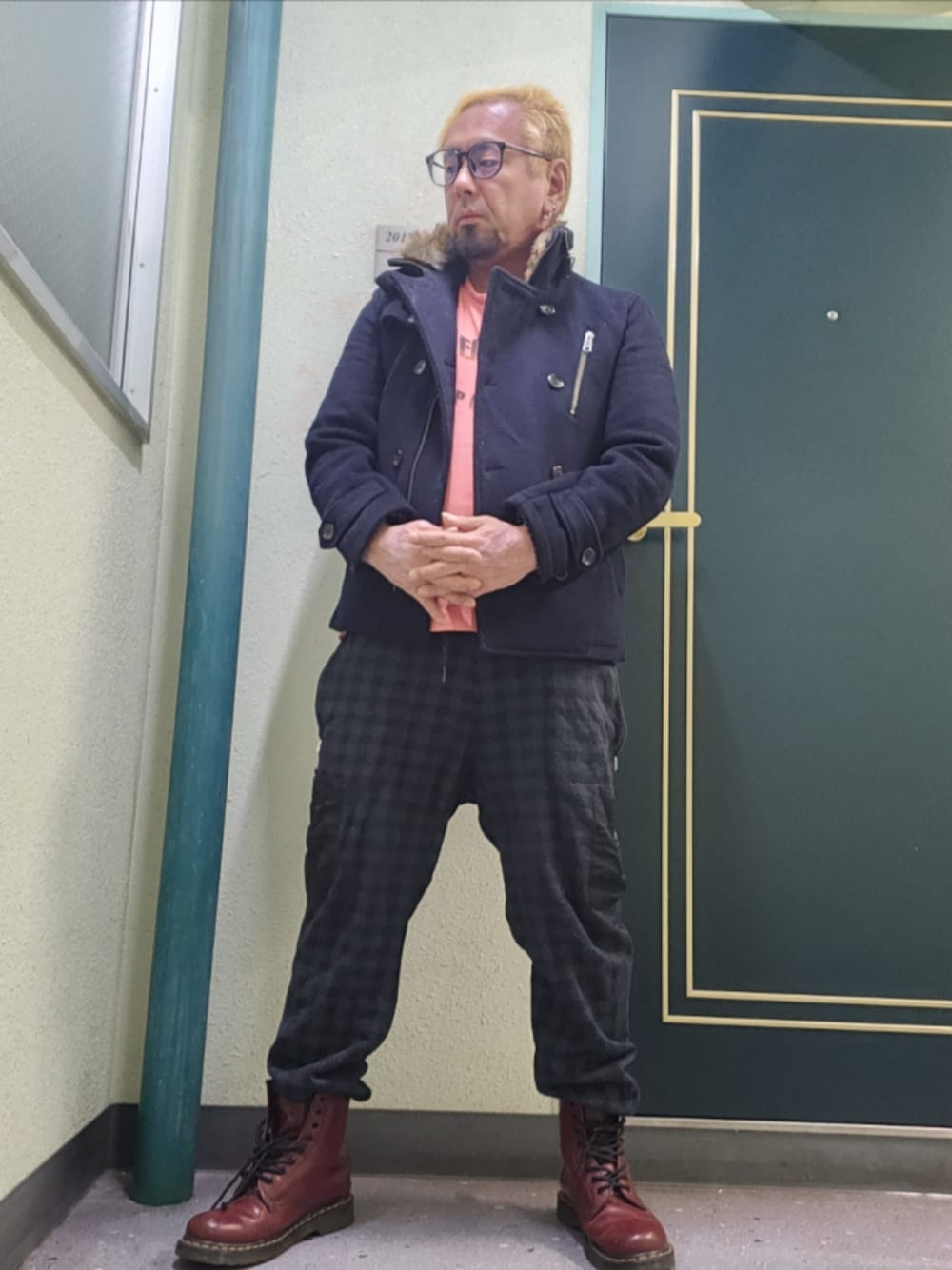「adidasのアイテム（スウェットパンツ、ブルー系）」を使った、keisukeさん（メンズ・170cm）の冬コーディネートの1枚目の写真