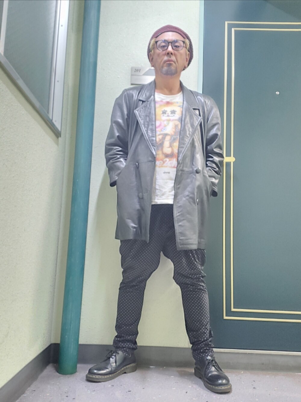 「Dr. Martensのアイテム（ローファー、ブラック系）」を使った、keisukeさん（メンズ・170cm）の冬コーディネートの1枚目の写真