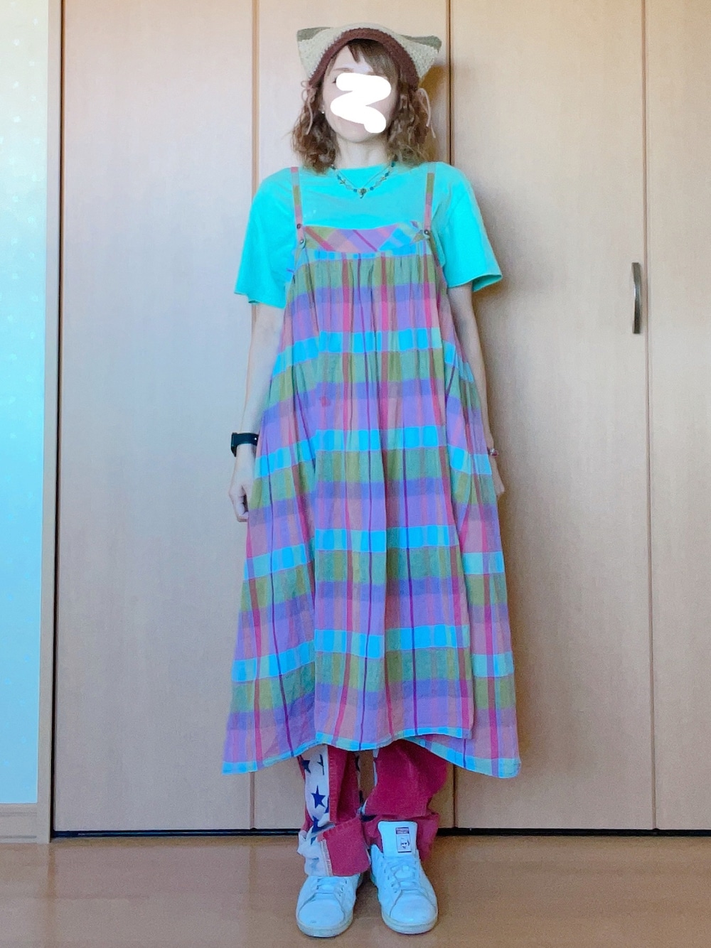 「古着MIX、キャミワンピ、ヒステリックグラマー、スーパーハッカ、アディダススニーカー、猫帽子」｜「HYSTERIC GLAMOURのアイテム（その他パンツ、レッド系）」を使った、*.⌘めんこ⌘.*さん（レディース・157cm）の秋コーディネートの1枚目の写真