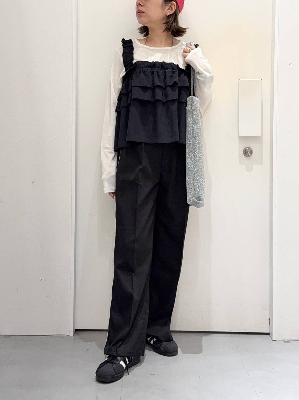 「低身長、ベーシック/シンプル、高見え、LAKOLE、ロンT、シアートップス、ビスチェ、レイヤードスタイル、スラックス、キャップ、トートバッグ、ワントーン、ブラックコーデ、韓国系、韓国ファッション」｜「LAKOLEのラメニットトートバッグ / 111758（トートバッグ、その他）」を使った、oisoさん（レディース・153cm）の春コーディネートの1枚目の写真