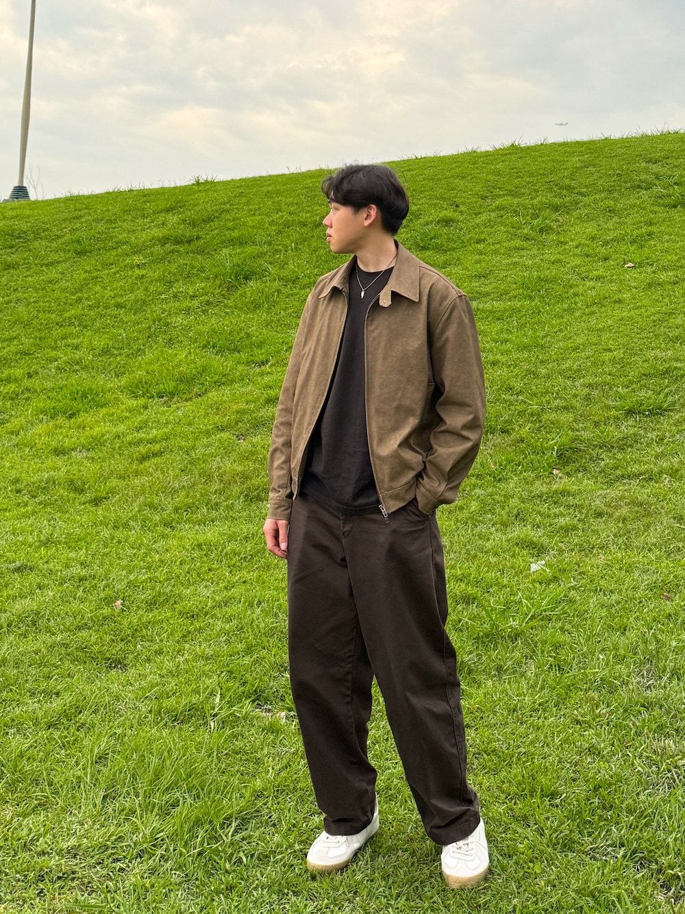 「UNIQLOのアイテム（チノパンツ、ブラウン系）」を使った、Tuさん（メンズ・177cm）の春コーディネートの1枚目の写真