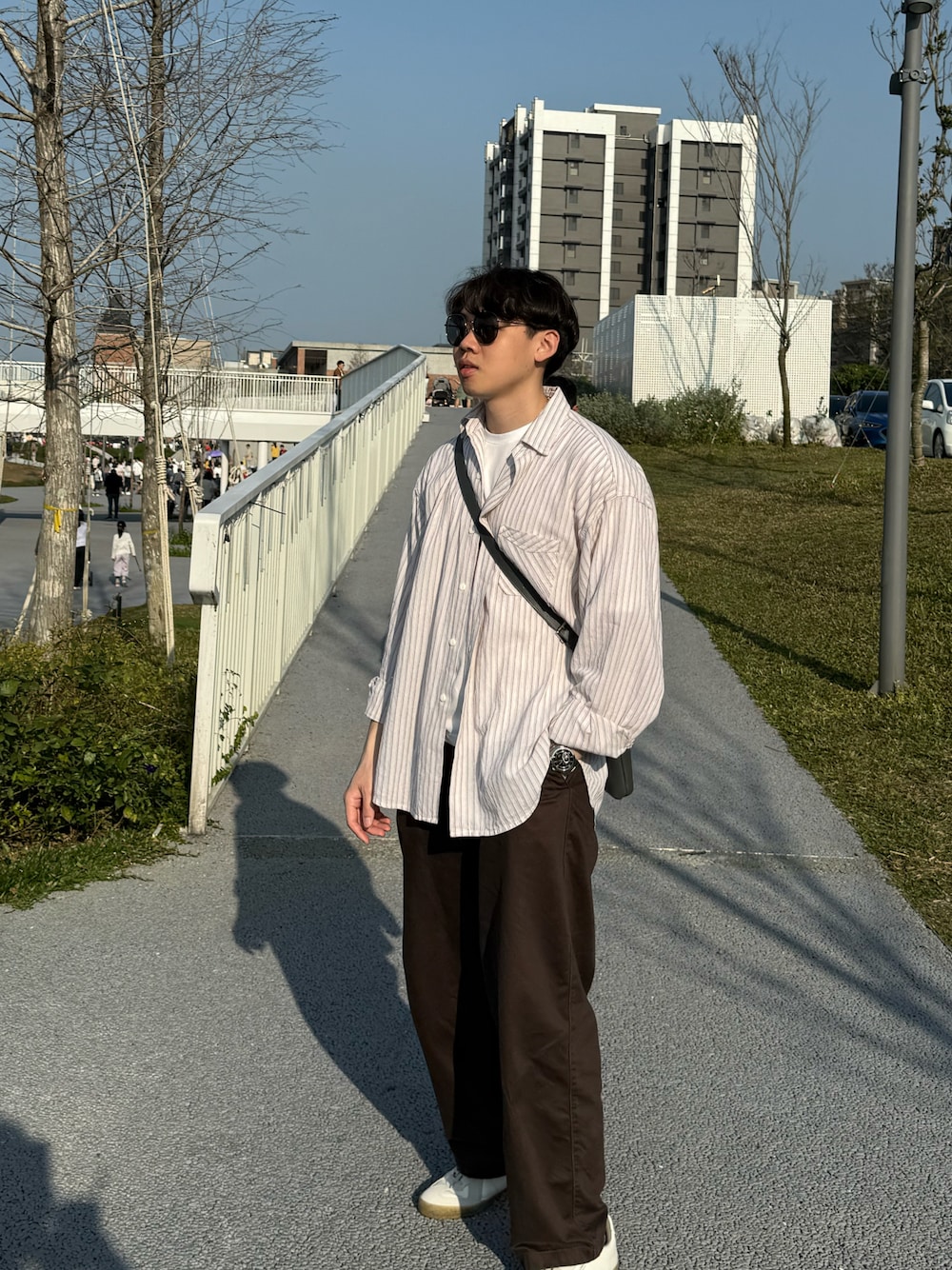 「UNIQLOのアイテム（チノパンツ、ブラウン系）」を使った、Tuさん（メンズ・177cm）の冬コーディネートの1枚目の写真