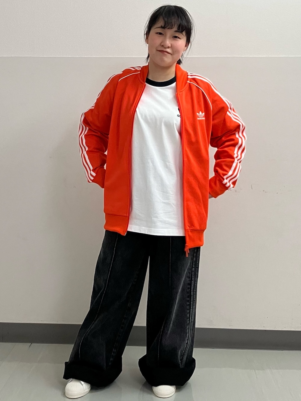 「スニーカー、デニム、adidas、adidas originals、トラックジャケット、アディダスオリジナルス、スーパースター、スリーストライプス、トラックトップ、アディカラー」｜「adidasのアディカラー クラシックス SSTトラックジャケット（ジャージ） / アディダスオリジナルス adidas Originals（ジャージ、オレンジ系）」を使った、MSさん（レディース・155cm）の春コーディネートの1枚目の写真