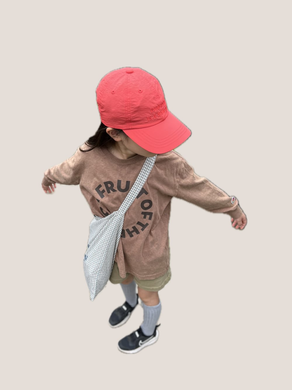 「studio CLIPのアイテム（キャップ、レッド系）」を使った、rnさん（キッズ・120cm）の夏コーディネートの1枚目の写真