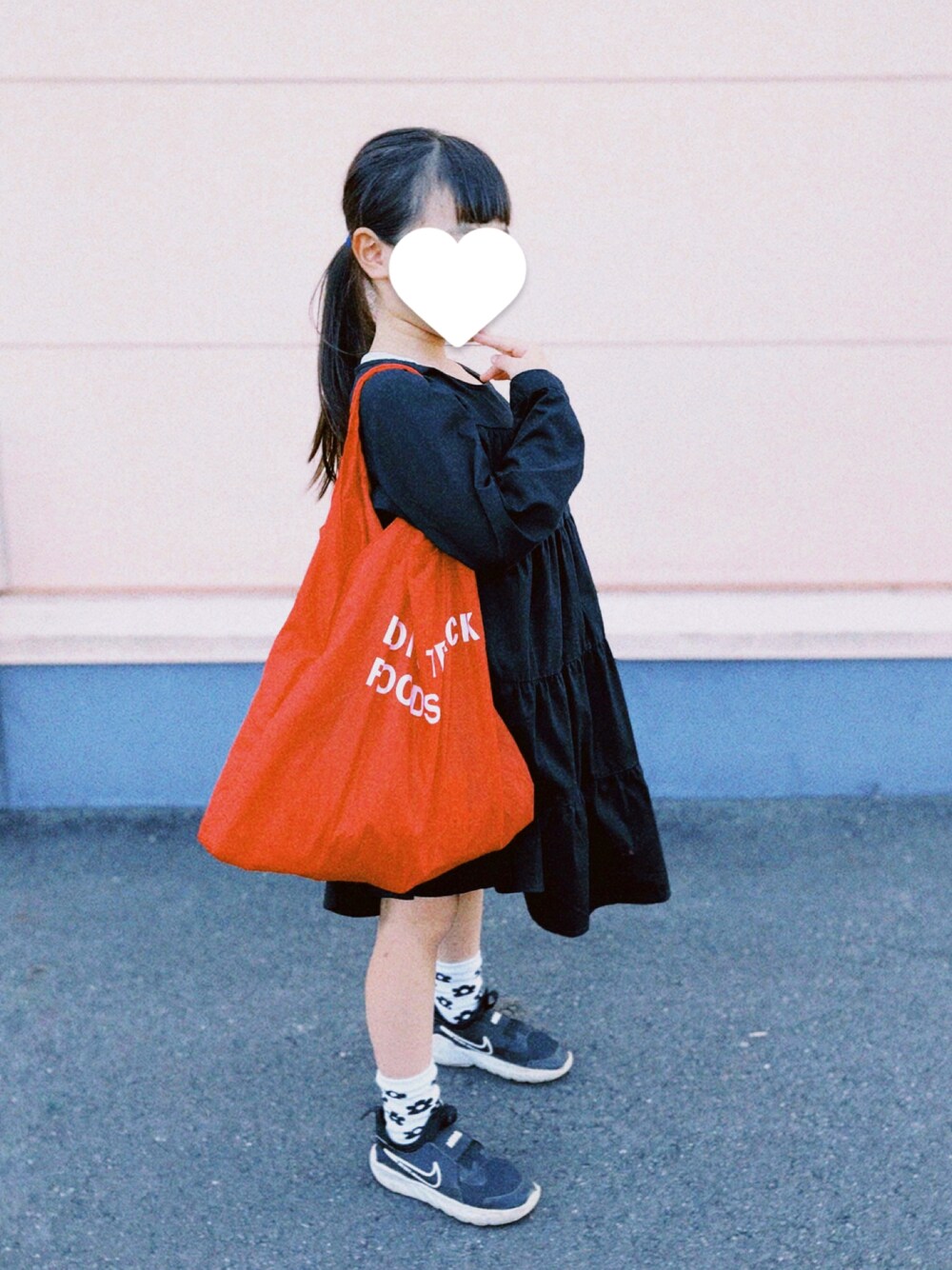 「こどもコーデ、休日コーデ、スニーカーコーデ、ワンピース、秋服、秋コーデ、小学生、女の子コーデ、NIKE、キッズコーデ、通学コーデ」｜「devirockのティアード長袖ワンピース（ワンピース、ブラック系）」を使った、rnさん（キッズ・120cm）の秋コーディネートの1枚目の写真