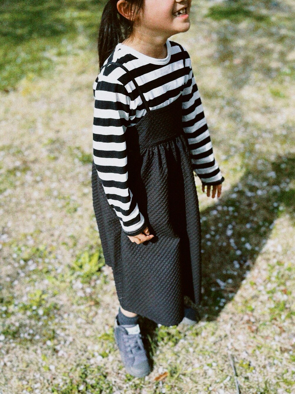 「秋っぽコーデ更新中、モノトーン、ボーダー、シンプルコーデ、キッズコーデ、秋のコーデ、女の子、通学コーデ」｜「GLOBAL WORKのイージーケアポコポコワンピース/964246（ワンピース、ブラック系）」を使った、rnさん（キッズ・120cm）の秋コーディネートの1枚目の写真