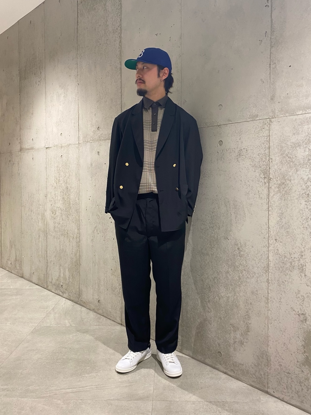 「春色、休日スタイル、春ファッション、カジュアルコーデ、シンプルスタイル、おしゃれさんと繋がりたい、ブラック、オトナカジュアル、シンプル、シンプルコーデ」｜「FORK&SPOONのFORK&SPOON　ハイツイストダブルジャケット（その他アウター、ブラック系）」を使った、letsperperさん（メンズ・183cm）の春コーディネートの1枚目の写真