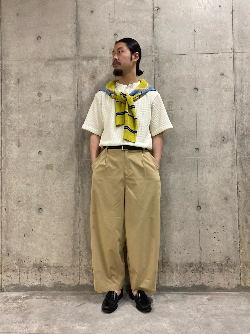 ホワイト系のTシャツ/カットソー、イエロー系のカーディガン/ボレロ、ベージュ系のその他パンツを着用したメンズの春コーディネートの1枚目の写真