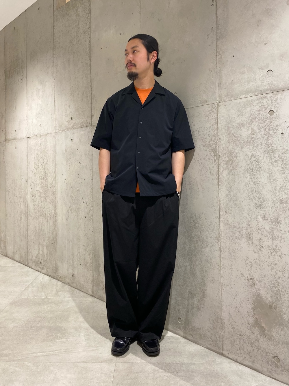 「シャツスタイル、シンプルコーデ、シンプル、カジュアル、カジュアルコーデ、大人カジュアル、オトナカジュアル、休日コーデ、ブラック、オレンジ」｜「URBAN RESEARCHの『撥水』SOLOTEX STRETCH SHORT-SLEEVE SHIRTS（シャツ/ブラウス、ブラック系）」を使った、letsperperさん（メンズ・183cm）の春コーディネートの1枚目の写真