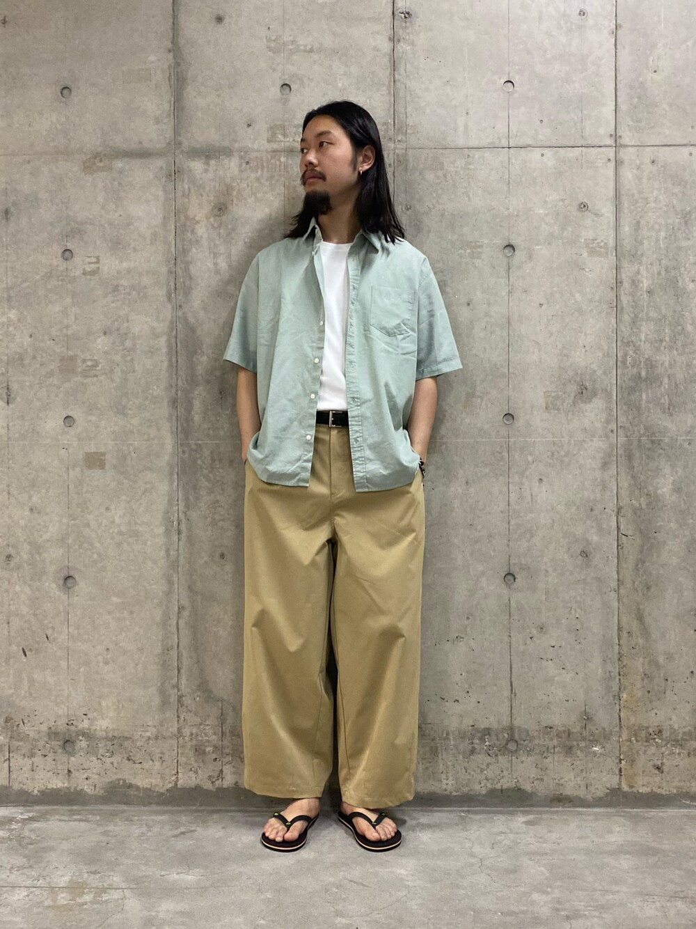 ホワイト系のタンクトップ、グリーン系のシャツ/ブラウス、ベージュ系のその他パンツを着用したメンズの夏コーディネートの1枚目の写真