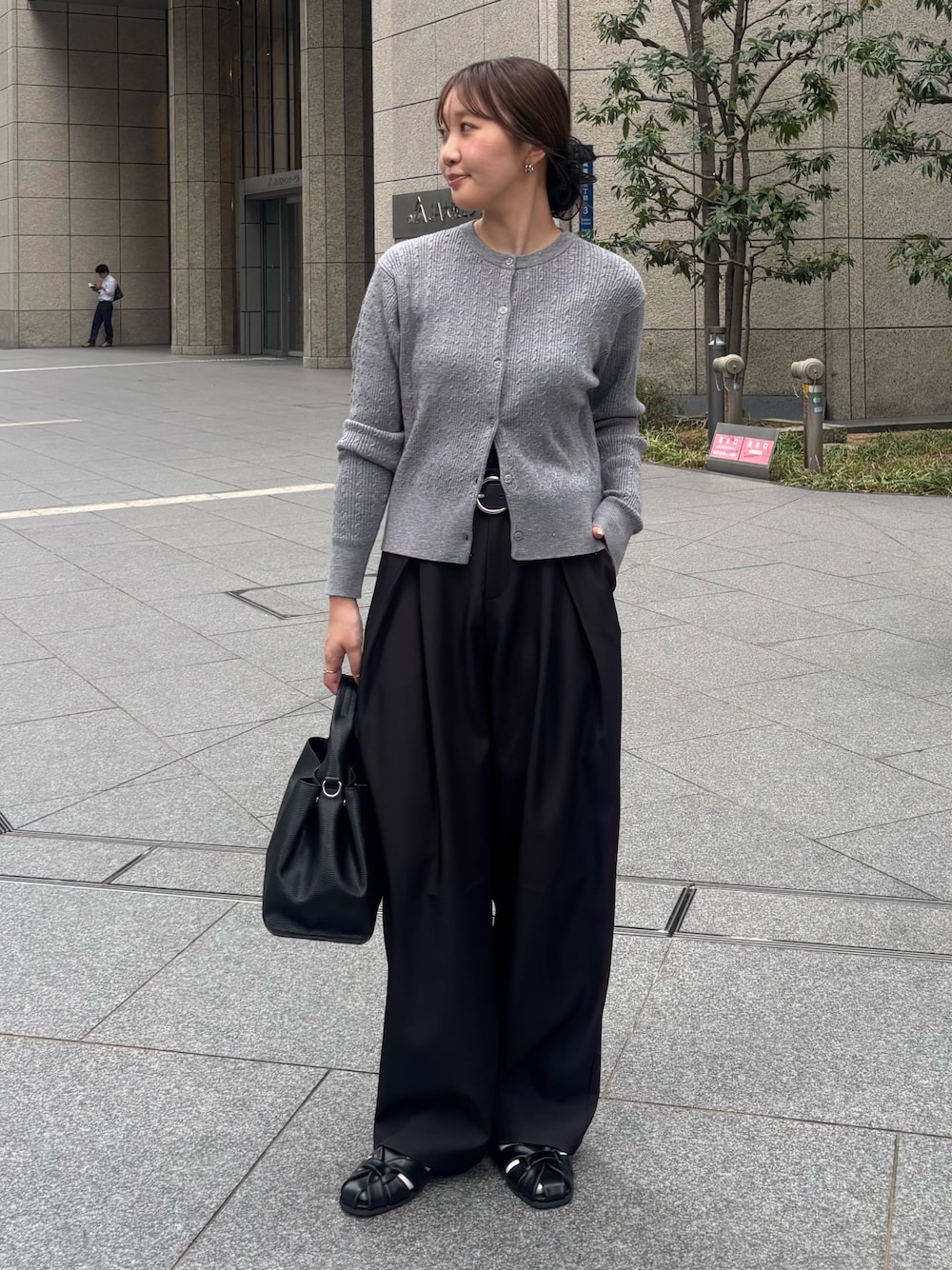 ブラック系のその他パンツ、グレー系のカーディガン/ボレロ、ブラック系のハンドバッグを着用したレディースの秋コーディネートの1枚目の写真