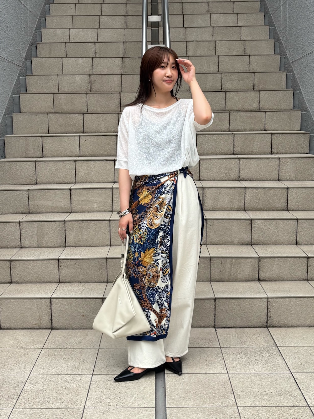 「オトナカジュアル、オトナ女子、きれいめカジュアル、ワントーンコーデ、パンツスタイル、オールホワイト、ワントーン、スカーフ、スカーフアレンジ、骨格ウェーブ、体型カバー、白パンツ、シアートップス」｜「COLONY 2139のボタニカル大判スカーフ 90×90（バンダナ/スカーフ、ブルー系）」を使った、miokoさん（骨格ウェーブ・レディース・158cm）の夏コーディネートの1枚目の写真