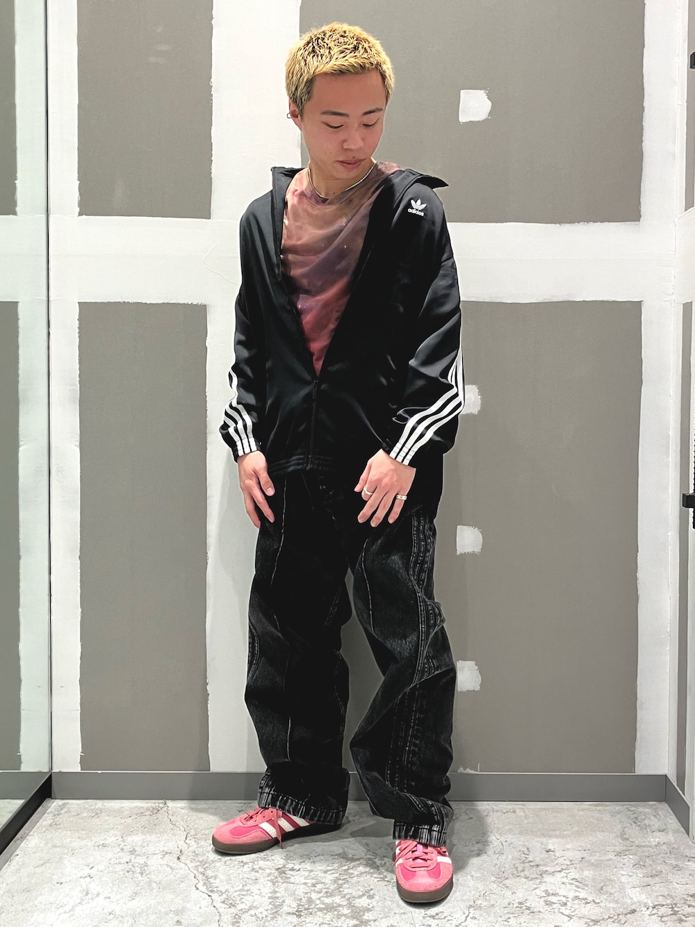 「スニーカー、adidas、ジャージ、アディダス、デニムパンツ、adidas originals、アディダスオリジナルス、サテン、トラックトップ、ガゼル」｜「adidasのルーズ サテン トラックトップ / アディダスオリジナルス adidas Originals（ジャージ、ブラック系）」を使った、KRさん（メンズ・163cm）の秋コーディネートの1枚目の写真
