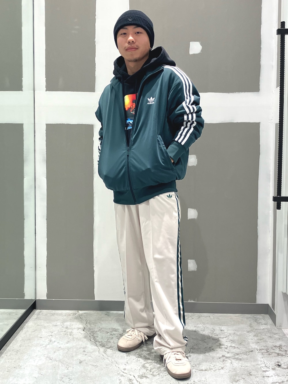 「スニーカー、adidas、アディダス、トラックパンツ、adidas originals、アディダスオリジナルス、ベルン、ベッケンバウアー、トラックトップ、アディカラー」｜「adidasのアディカラー クラシックス ファイヤーバード トラックトップ（ジャージ） / アディダスオリジナルス adidas Originals（ジャージ、グリーン系）」を使った、KRさん（メンズ・163cm）の秋コーディネートの1枚目の写真