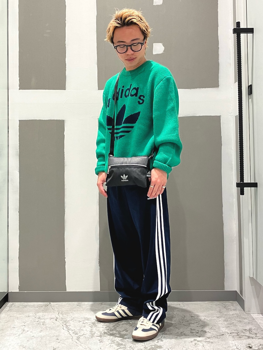 「スニーカー、adidas、アディダス、クルーネックセーター、トラックパンツ、adidas originals、アディダスオリジナルス、70s、サンバ、アディカラー」｜「adidasのアディダス オリジナルス 70s クルーネックセーター（ニット/セーター、グリーン系）」を使った、KRさん（メンズ・163cm）の秋コーディネートの1枚目の写真