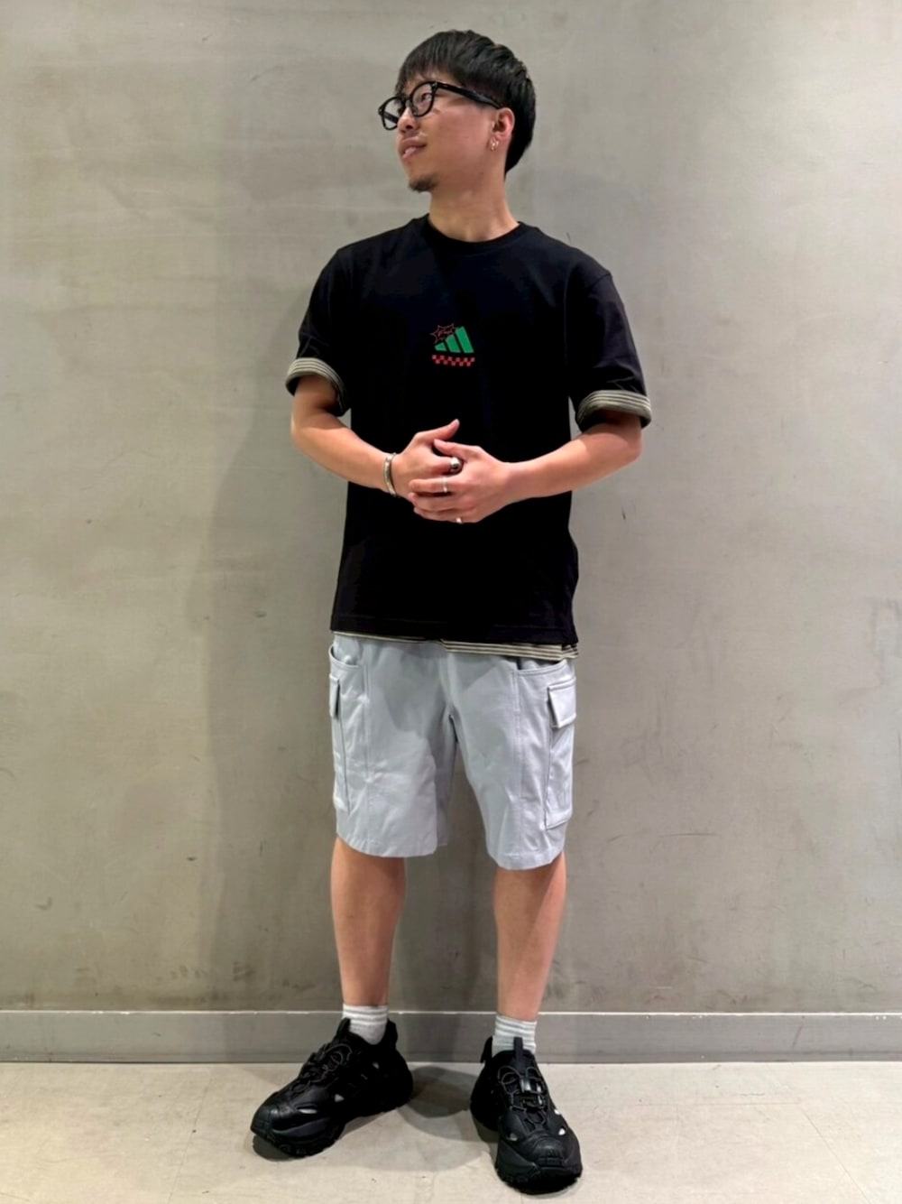 「adidas、アディダス、アディダス(adidas)、半袖シャツ、スニーカーサンダル、ショーツ、ボーダー、ボーダートップス」｜「adidasのラウンジ ピザグラフィック 半袖Tシャツ（Tシャツ/カットソー、ブラック系）」を使った、KRさん（メンズ・163cm）の夏コーディネートの1枚目の写真