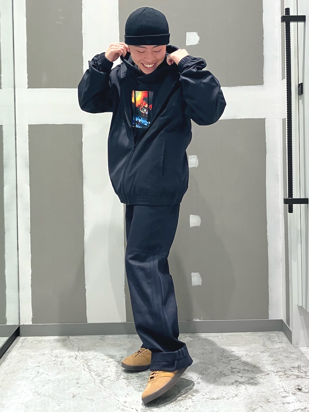「スニーカー、パーカー、adidas、カーゴパンツ、アディダス、ビーニー、adidas originals、トラックジャケット、アディダスオリジナルス、ガゼル」｜「adidasのアディカラー ショートビーニー / アディダスオリジナルス adidas Originals（ニットキャップ/ビーニー、ブラック系）」を使った、KRさん（メンズ・163cm）の秋コーディネートの1枚目の写真